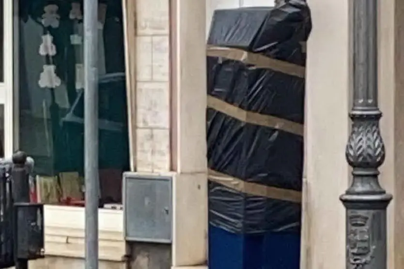 Un totem ricoperto (foto Scano)