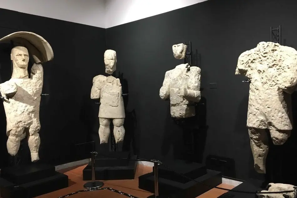 I Giganti esposti al museo di Cabras (L'Unione Sarda - Pinna)
