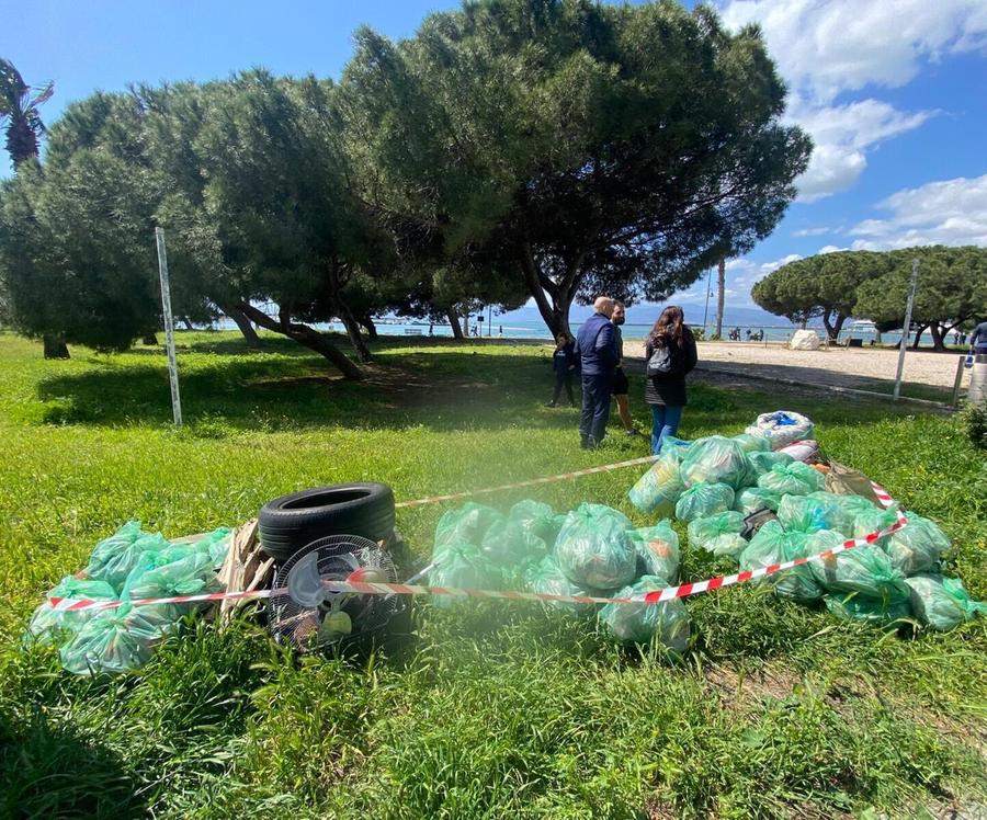 Volontari e detenuti liberano la pineta da 5 quintali di rifiuti