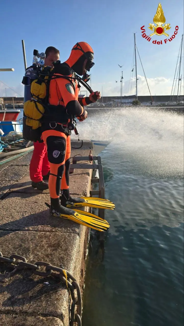 Sommozzatori in azione per il salvataggio del peschereccio a Porto Torres (foto vigili del fuoco)
