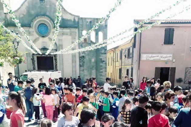 Il flash mob nel sagrato della parrocchia di Mogoro (foto Antonio Pintori)
