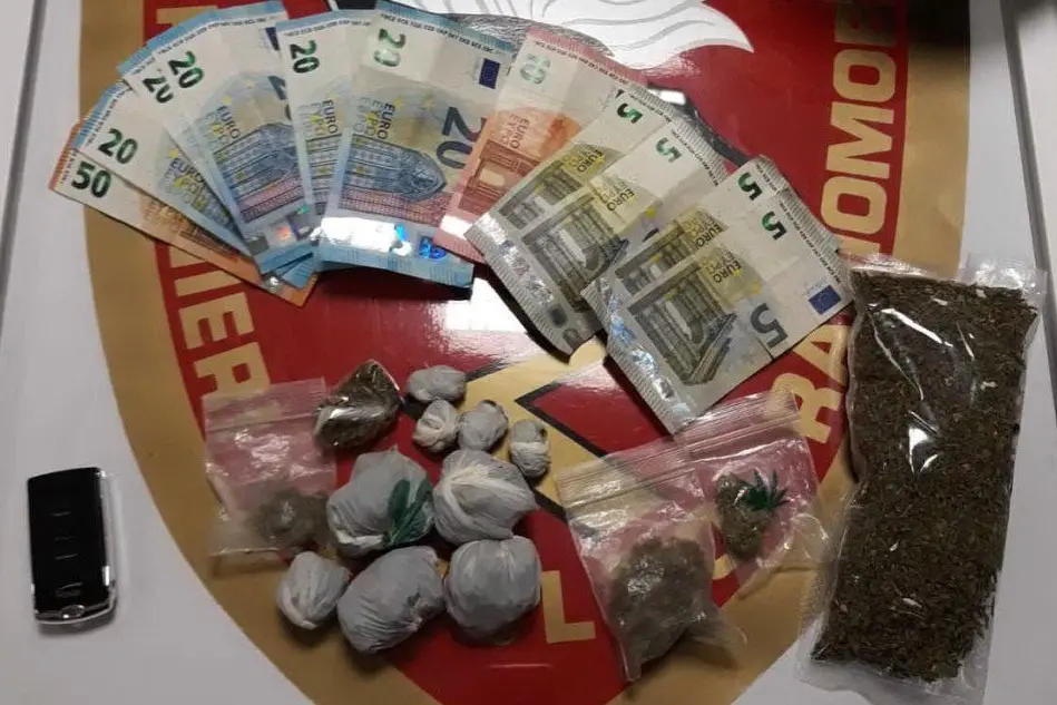 La droga e il denaro sequestrati (foto carabinieri)