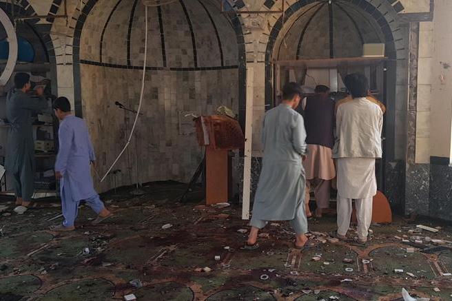 L’Isis fa un’altra strage in Afghanistan, attentato in una moschea con decine di morti