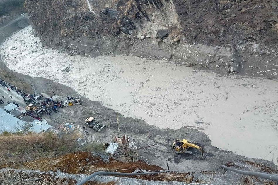Ghiacciaio dell'Himalaya crolla nel fiume: i dispersi sono almeno duecento