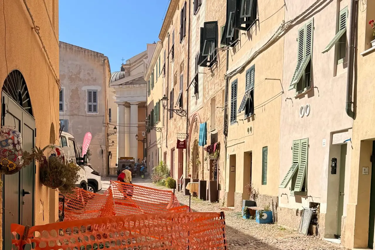 Cantiere Abbanoa nel centro storico di Alghero