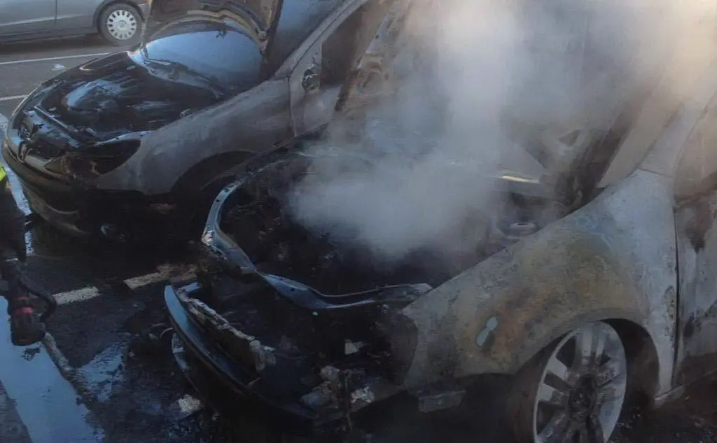 Le auto distrutte dalle fiamme