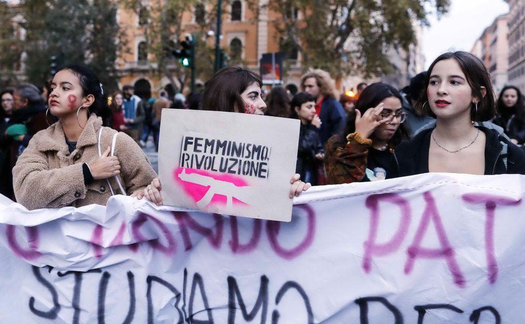 Il corteo anche in difesa dei centri\r antiviolenza femministi minacciati da sgomberi