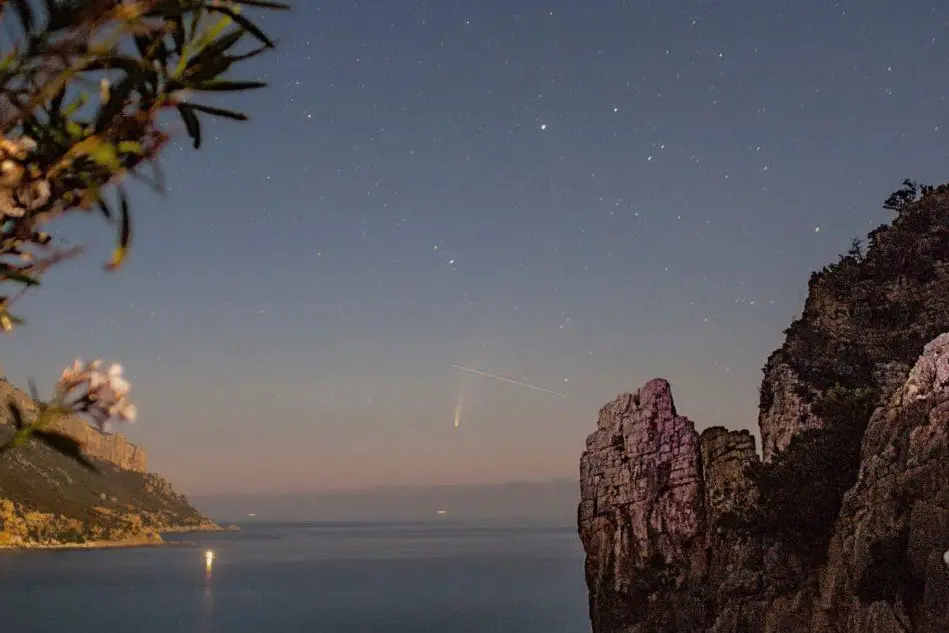 La cometa Neowise e la Stazione spaziale internazionale (foto Tonino Porcu, Pedralonga)