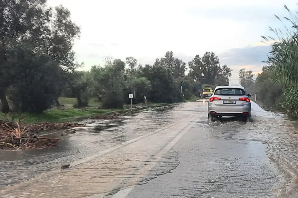 Una delle strade di Dolianova invase dall'acqua