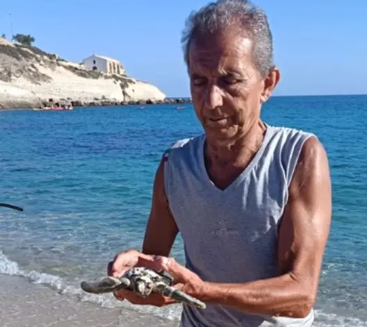 L'artista con la scultura (foto Pala)