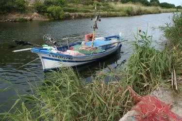 Bosa. Incidente d'auto al Lungotemo. Il punto in cui la vettura guidata da Abramo Enne è caduta nel fiume danneggiando l'imbarcazione in foto. Foto: Roberto Luciani