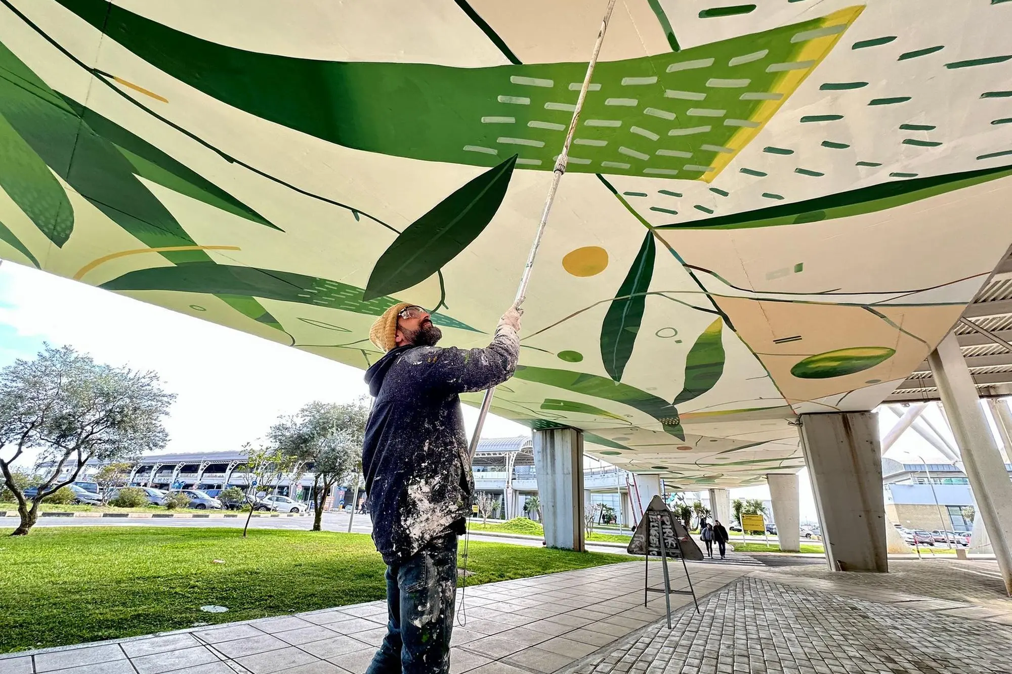 La Galleria degli Ulivi all'aeroporto di Elmas e l'artista Jorghe