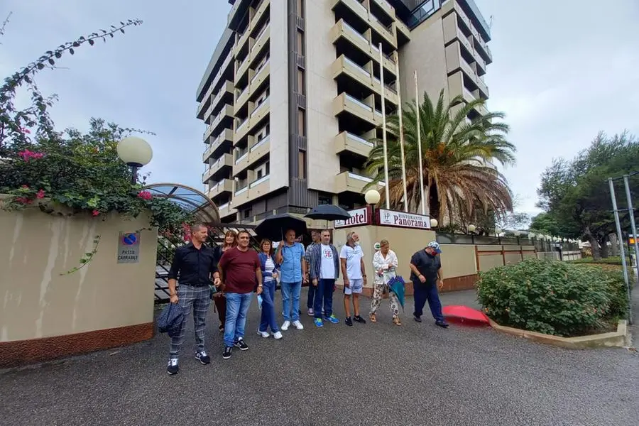 Alcuni dei 27 dipendenti dell'hotel Panorama in presidio stamane (foto Lapenna)