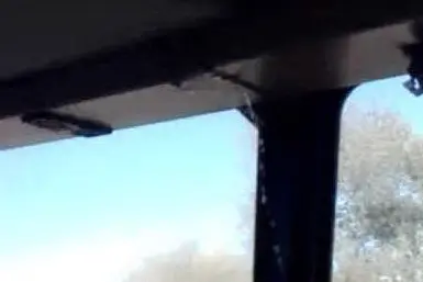L'acqua scende dal tetto dei pullman (fermo immagine dal video di Ivan Murgana)