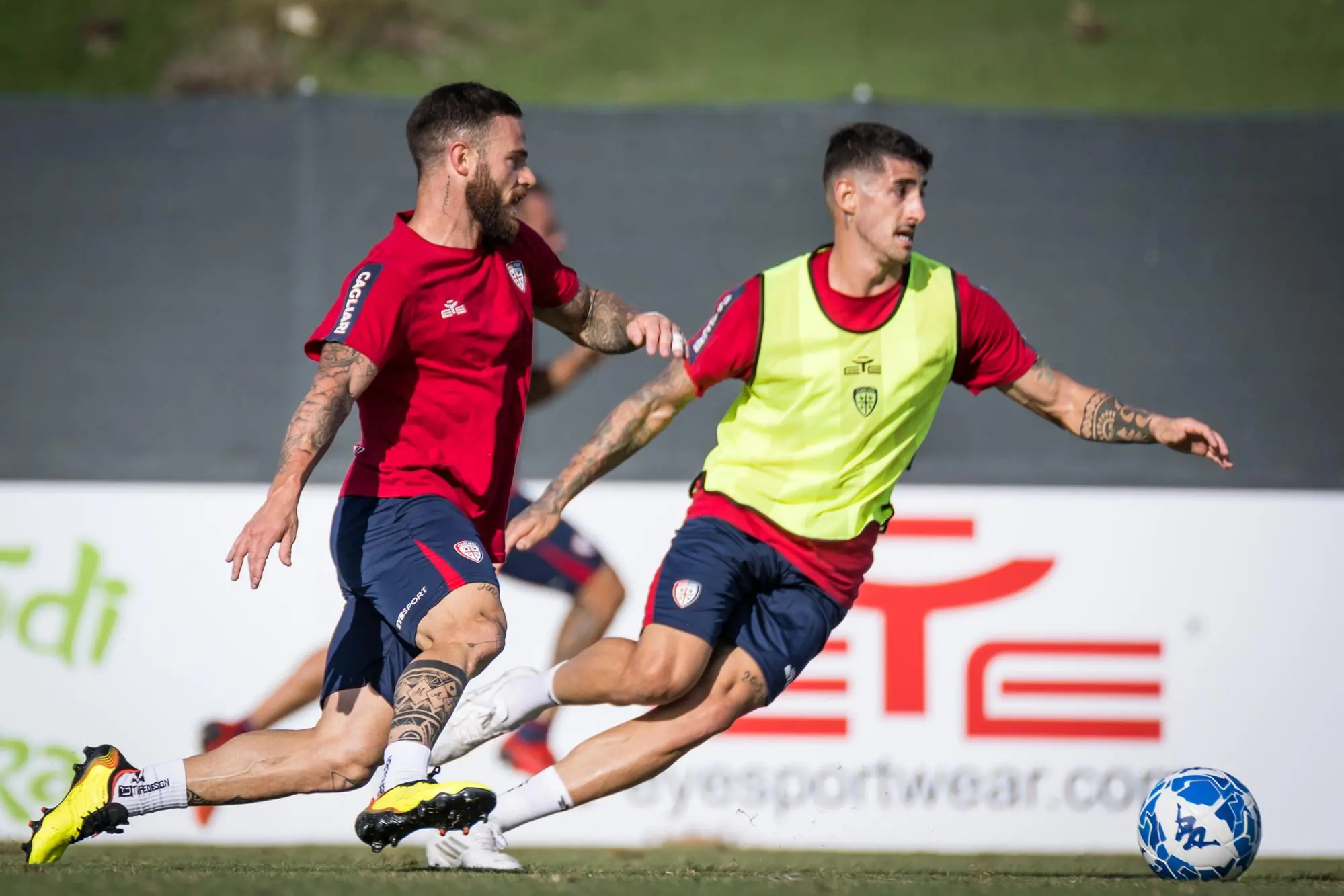Deiola and Nandez in training (photo Twitter-Cagliari Calcio)