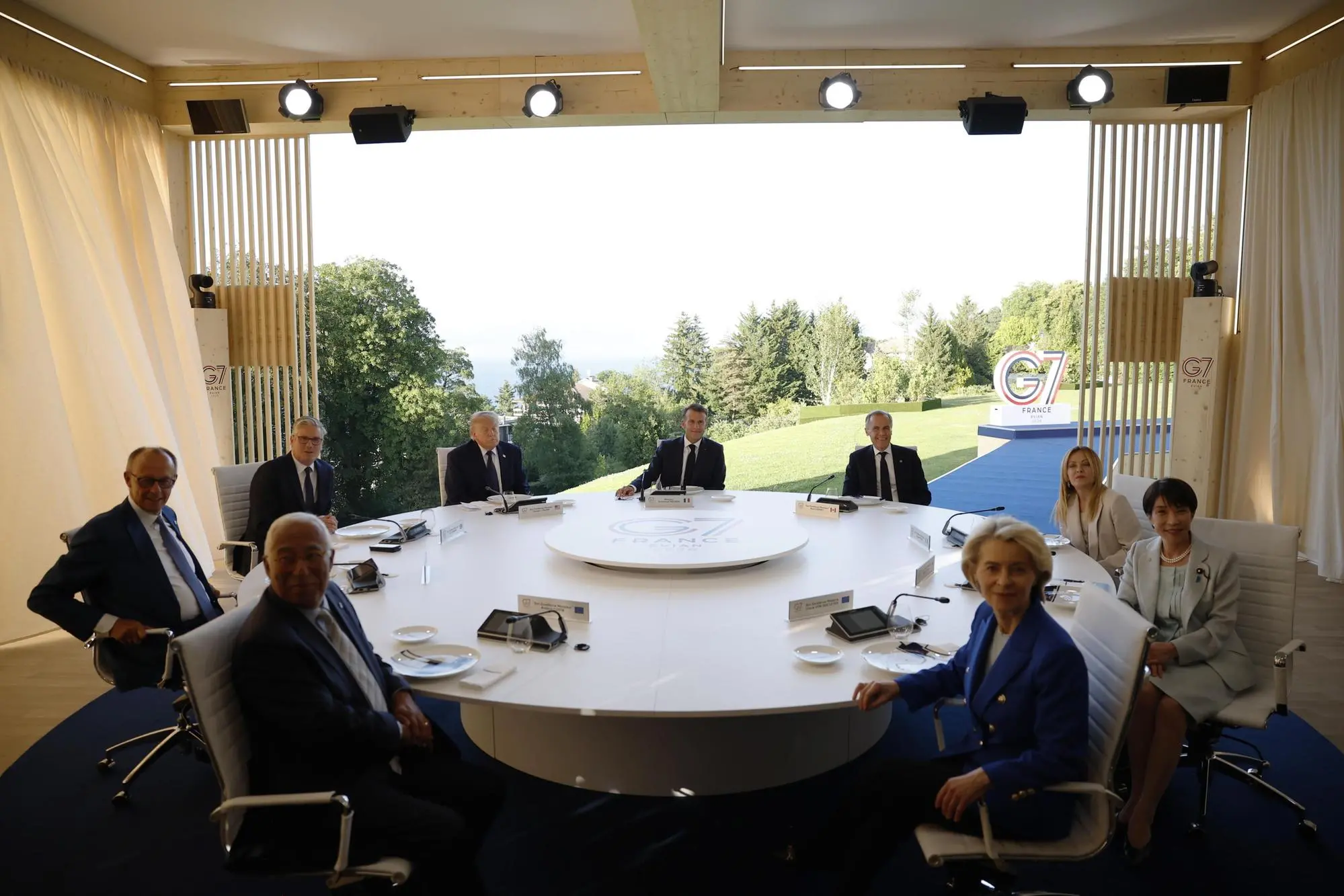 epa13039752 (L-R) Germany's Chancellor Friedrich Merz, Britain's Prime Minister Keir Starmer, US President Donald Trump, French President Emmanuel Macron, Canadian Prime Minister Mark Carney, Italy's Prime Minister Giorgia Meloni, Japan's Prime Minister Sanae Takaichi, and European Council President Antonio Costa (Front L) and European Commission President Ursula Von Der Leyen (Front L) attend a working dinner at the Hotel Royal during the G7 summit in Evian-les-Bains, France, 15 June 2026. The 52nd G7 Summit takes place in Evian-les-Bains from 15 to 17 June 2026. EPA/YOAN VALAT