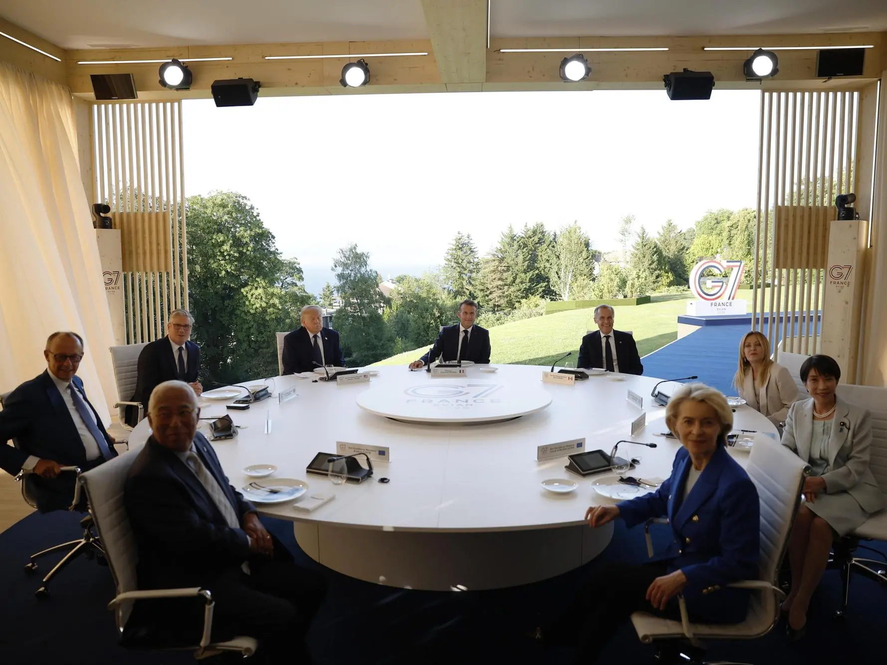 epa13039752 (L-R) Germany's Chancellor Friedrich Merz, Britain's Prime Minister Keir Starmer, US President Donald Trump, French President Emmanuel Macron, Canadian Prime Minister Mark Carney, Italy's Prime Minister Giorgia Meloni, Japan's Prime Minister Sanae Takaichi, and European Council President Antonio Costa (Front L) and European Commission President Ursula Von Der Leyen (Front L) attend a working dinner at the Hotel Royal during the G7 summit in Evian-les-Bains, France, 15 June 2026. The 52nd G7 Summit takes place in Evian-les-Bains from 15 to 17 June 2026. EPA/YOAN VALAT