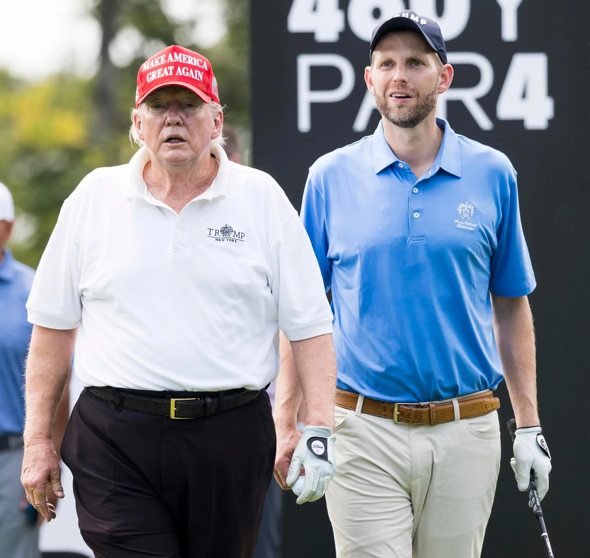 L'ex presidente degli Usa Donald Trump (con il figlio Eric) ha ospitato il LIV Golf Bedminster Invitational nel proprio circolo (Ansa)