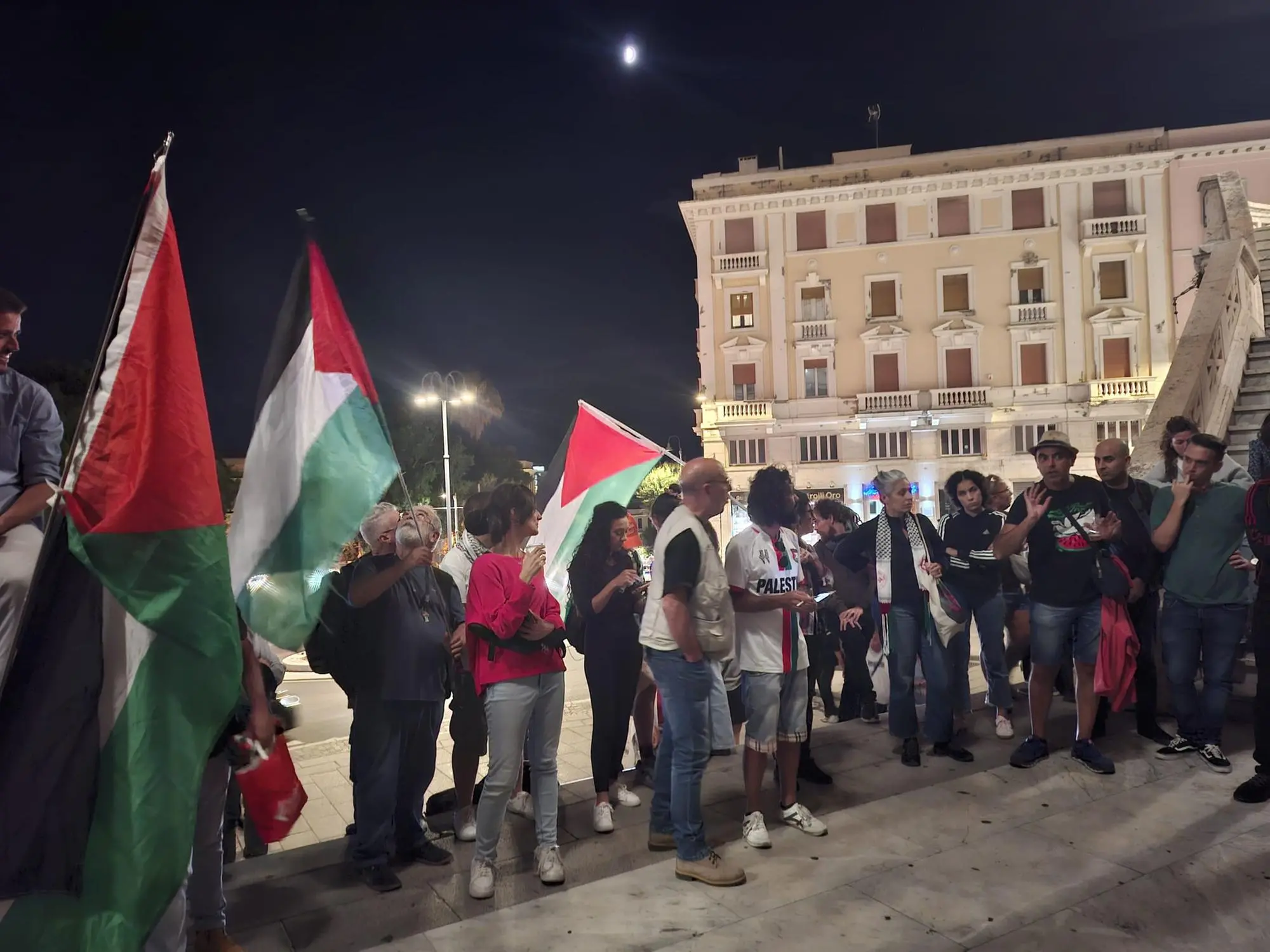 Cagliari, l'arrivo degli attivisti in piazza Costituzione