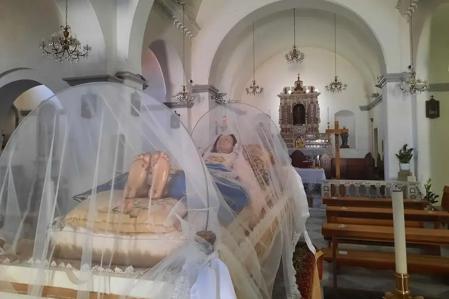 La statua della Madonna senza i sandali, subito dopo il furto nella chiesa san Pieto apostolo a Pirri\u00A0 (foto Vercelli)