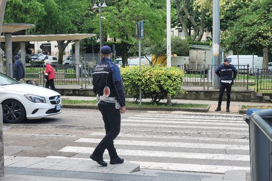 La polizia regola il traffico a Sassari (foto L'Unione Sarda - Floris)