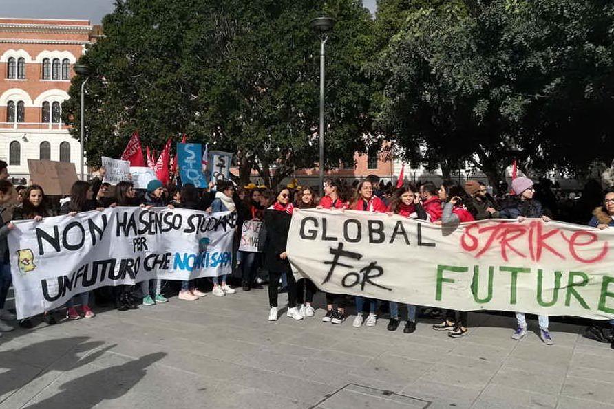 Cagliari, studenti in piazza per salvare il mondo dall'inquinamento