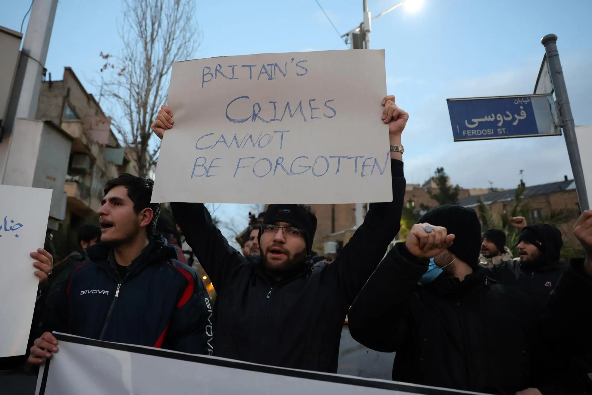 Alta tensione con l'Iran, i media: «Possibile intervento militare degli Usa entro 24 ore» epaselect epa12648985 Iranian students protest in front of the British embassy in Tehran, Iran, 14 January 2026. Iran is experiencing a nationwide internet blackout that began on 08 January 2026, amid an intensifying wave of anti-government protests. EPA/ABEDIN TAHERKENAREH