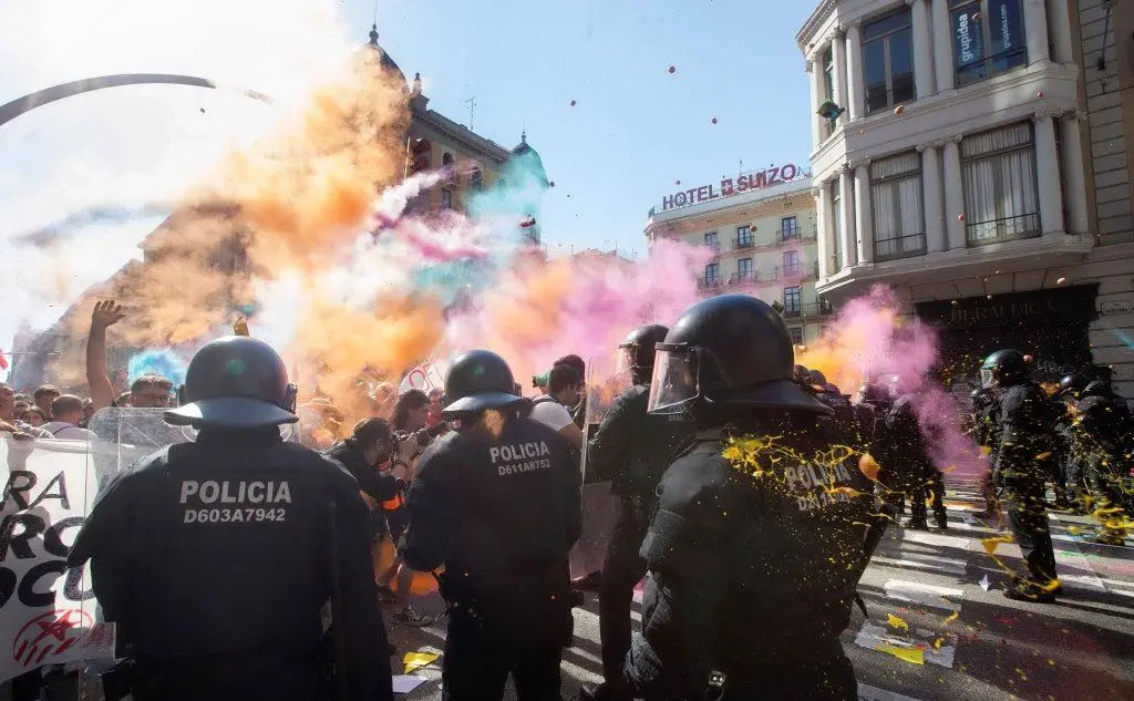 Tafferugli tra indipendentisti e gli agenti a Barcellona