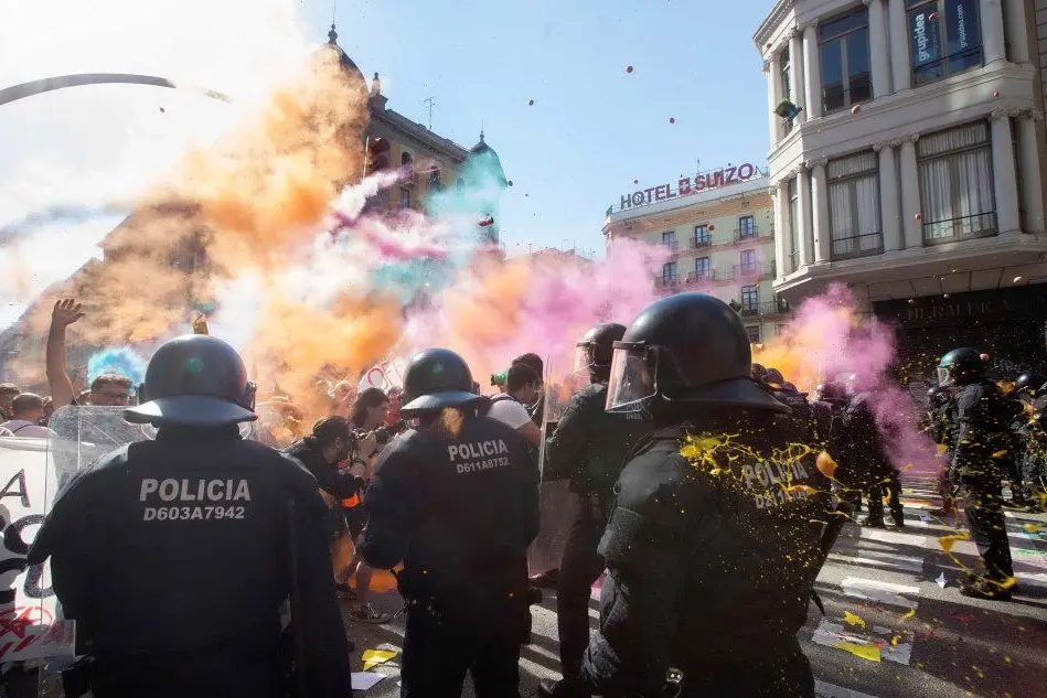 Tafferugli tra indipendentisti e gli agenti a Barcellona