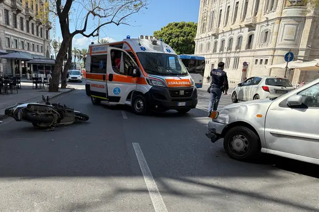 L'incidente nel largo Carlo Felice a Cagliari, a sinistra la moto