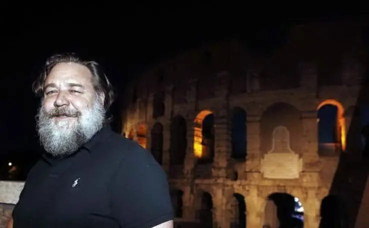 L'attore con alle spalle il Colosseo