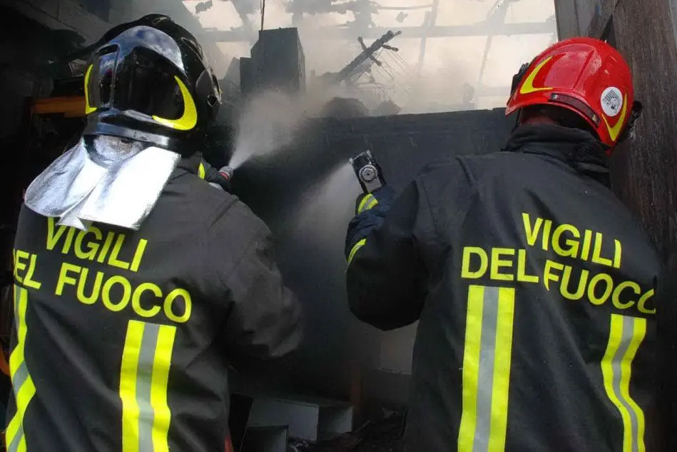 Vigili del fuoco in azione (foto d'archivio)