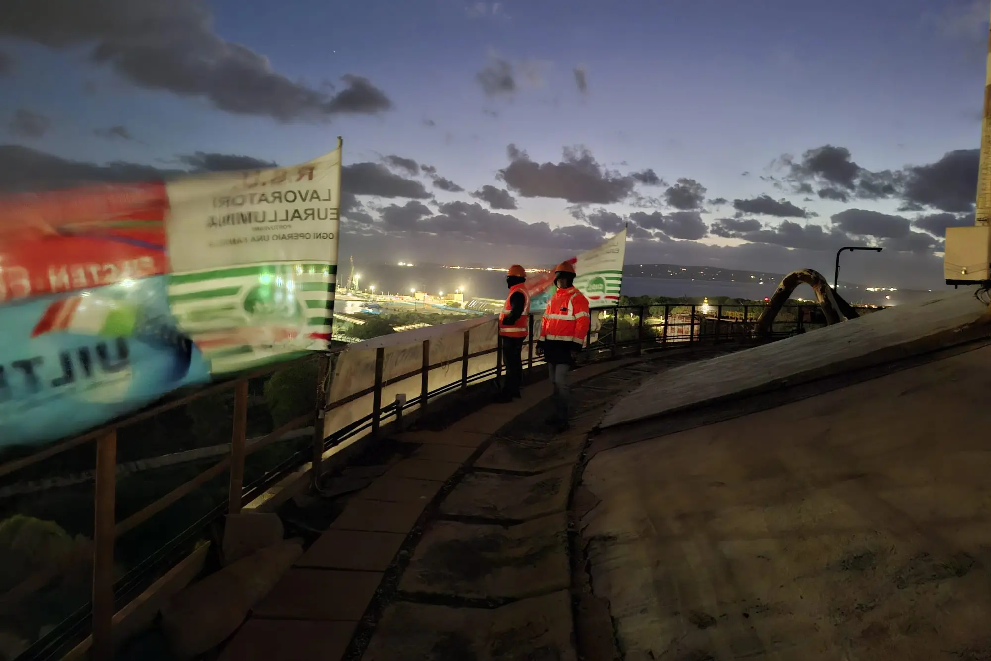 Gli operai asserragliati sul silo dell’Eurallumina (a. pa.)