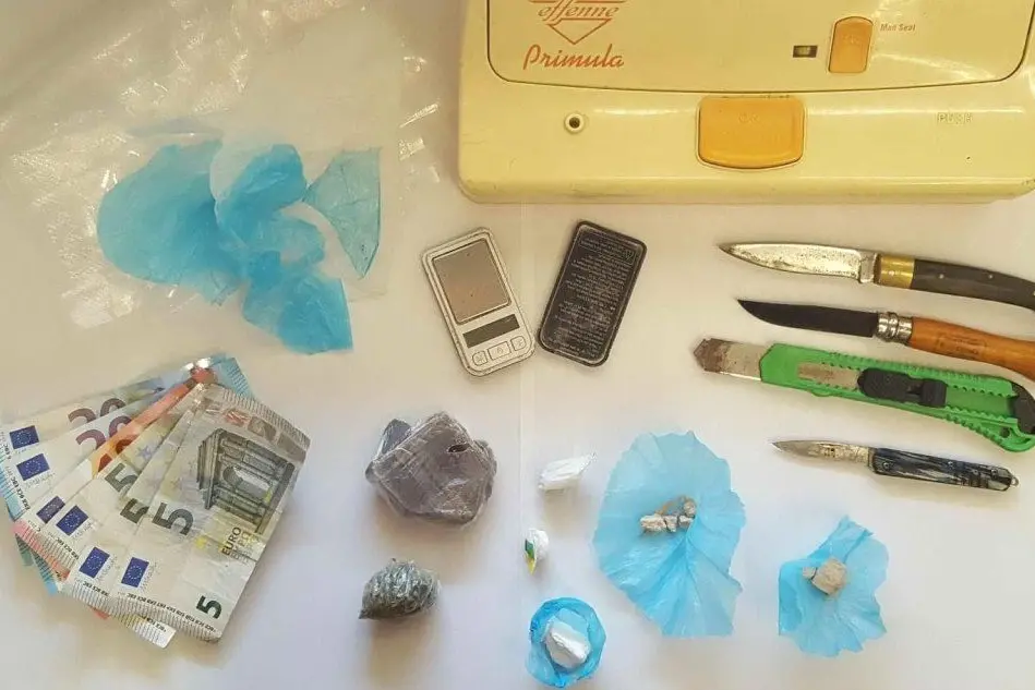 La droga e i soldi sequestrati