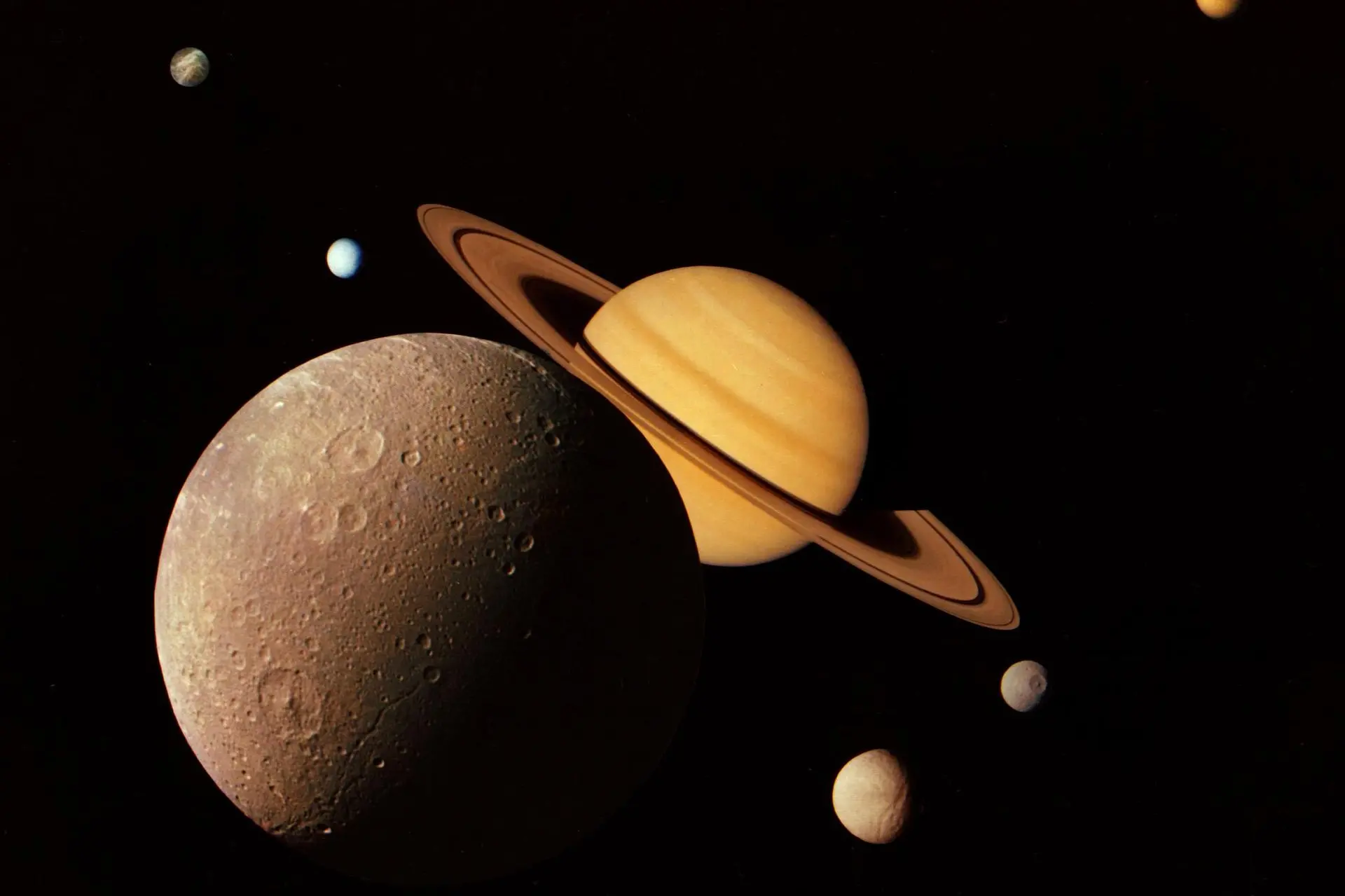 Saturno con alcune delle sue lune (Foto NASA/JPL)