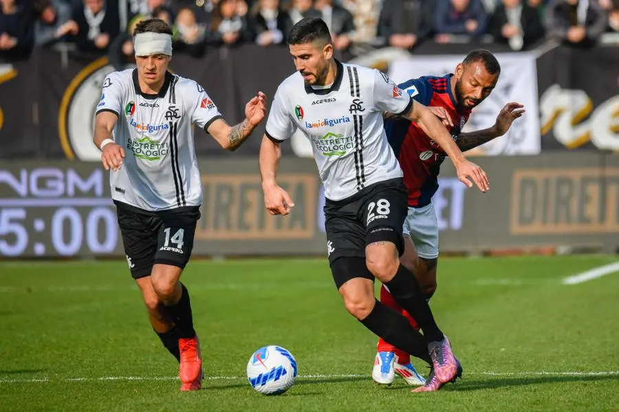 Spezia’s Martin Erlic fights for the ball against Cagliari’s Joao Pedro during the italian soccer Serie A match Spezia Calcio vs Cagliari Calcio at the Alberto Picco stadium in La Spezia, Italy, 12 March 2022 ANSA/FABIO FAGIOLINI