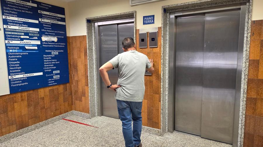 Si guasta (di nuovo) l'ascensore: disagi al poliambulatorio Asl di Quartu