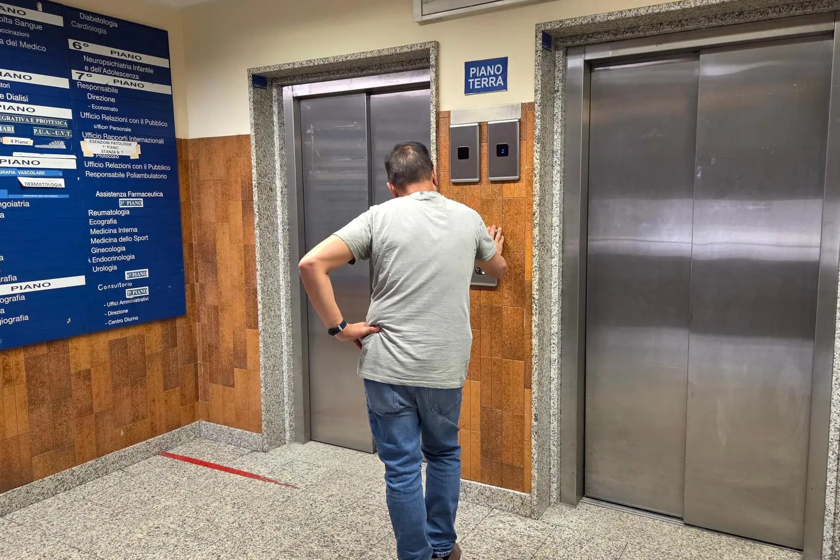 L'ascensore (a sinistra) guasto (Foto: Giorgia Daga)