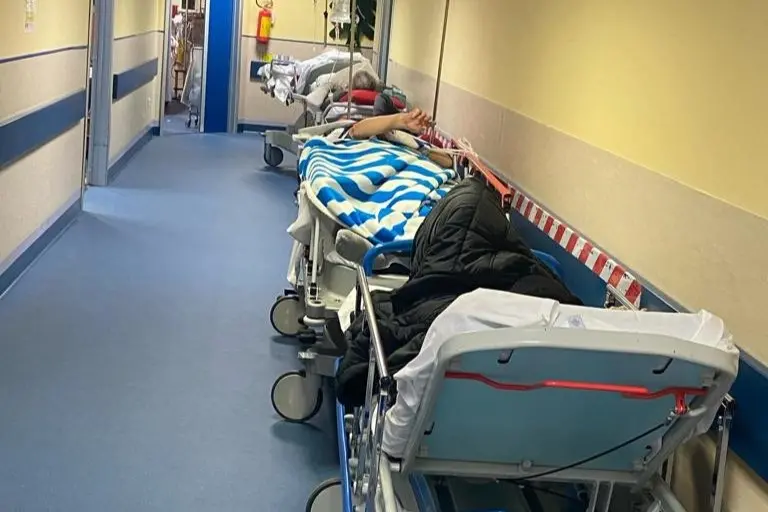 Pazienti ricoverati in corridoio