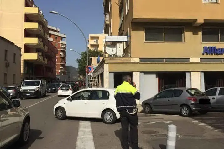 Il palazzo da cui è precipitato il vetro di una finestra (foto Elia Sanna)