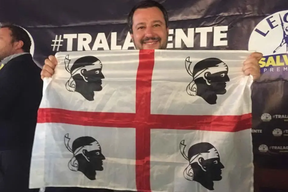 Matteo Salvini torna in Sardegna, eccolo con la bandiera dei Quattro Mori (foto L'Unione Sarda - Fiori)