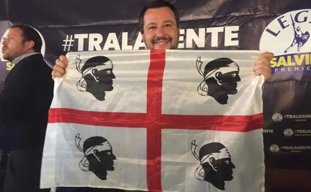 Matteo Salvini torna in Sardegna, eccolo con la bandiera dei Quattro Mori (foto L'Unione Sarda - Fiori)