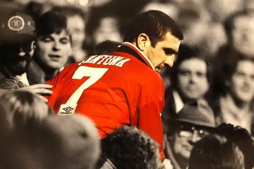 Eric Cantona con la maglia del Manchester (dal suo profilo Instagram)