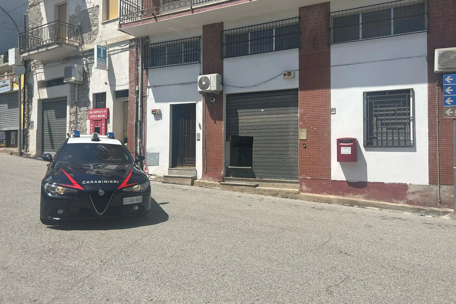 Una pattuglia dei carabinieri davanti all'ufficio postale di Talana (Secci)