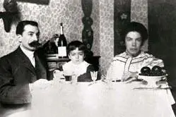 Grazia Deledda con il marito e il figlio (le foto sono L'Unione Sarda e Wikipedia)