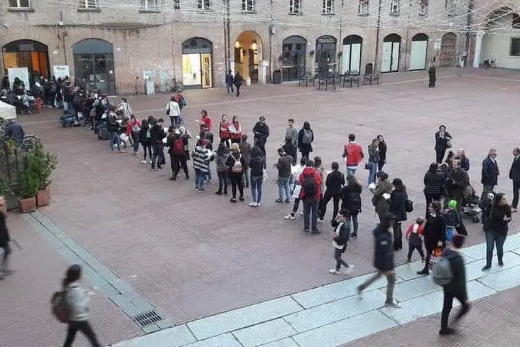 Italiani in coda per offrire una nuova speranza al piccolo Alex (foto da Facebook @PaoloMontresor)