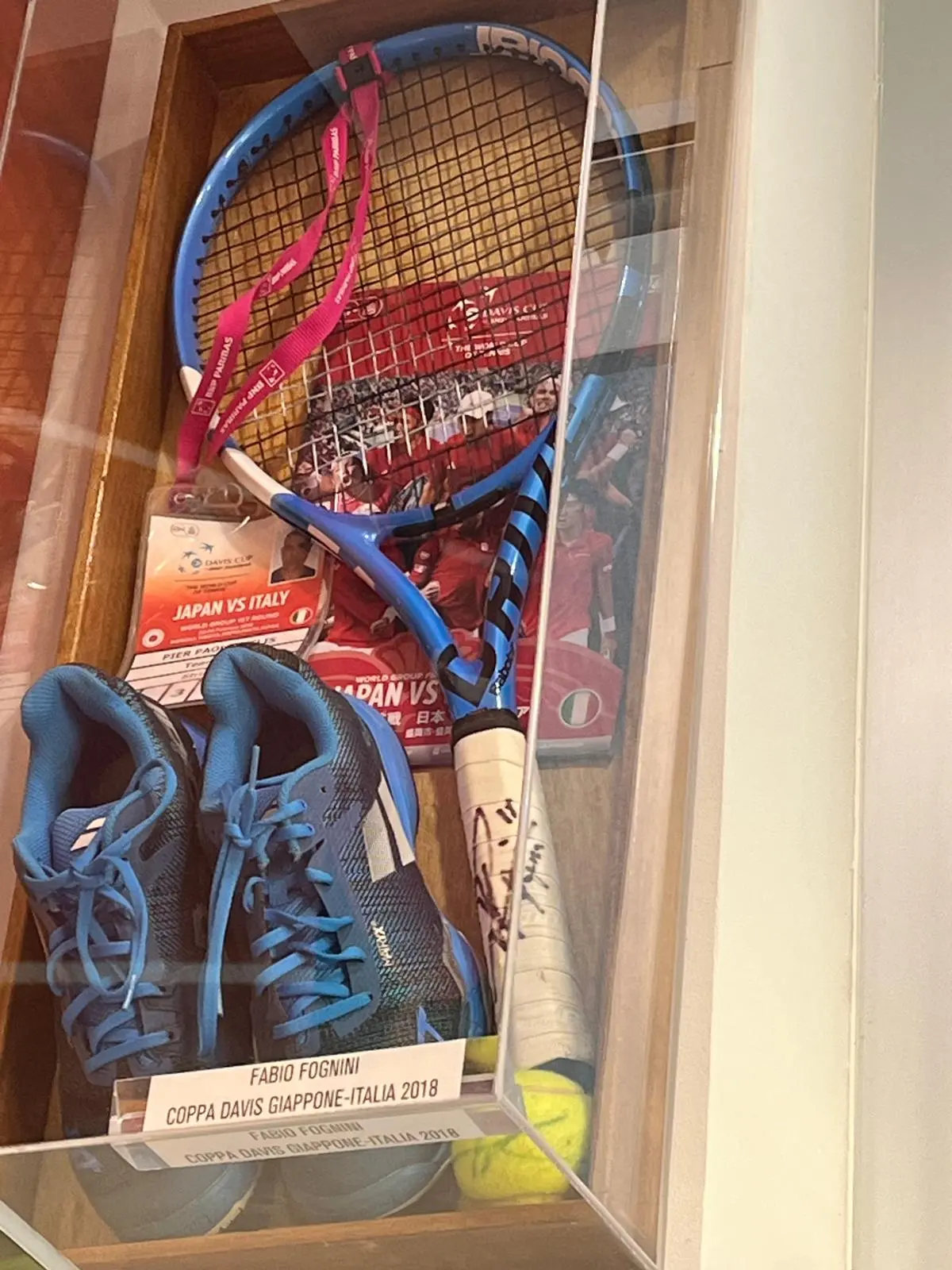 La racchetta e le scarpe di Fabio Fognini utilizzate nel match di Coppa Davis Italia-Giappone del 2018 (foto p. c.)