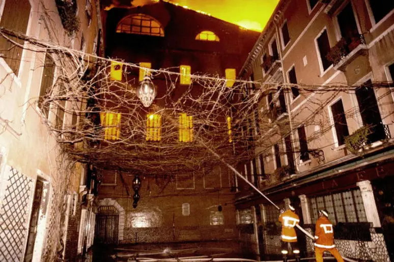 Il gigantesco rogo della Fenice