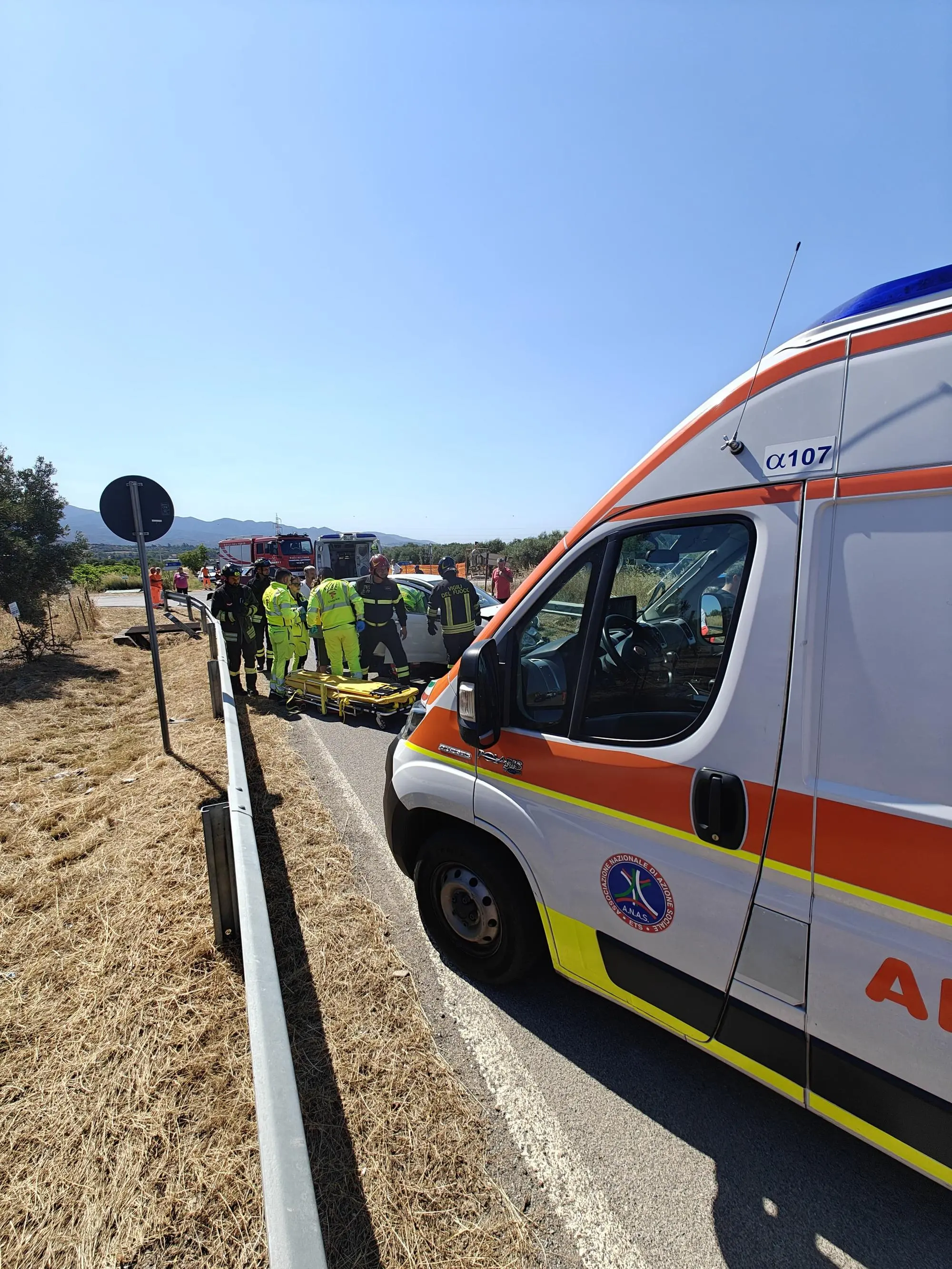 I soccorsi dopo lo scontro frontale sulla Sp 16 a Maracalagonis