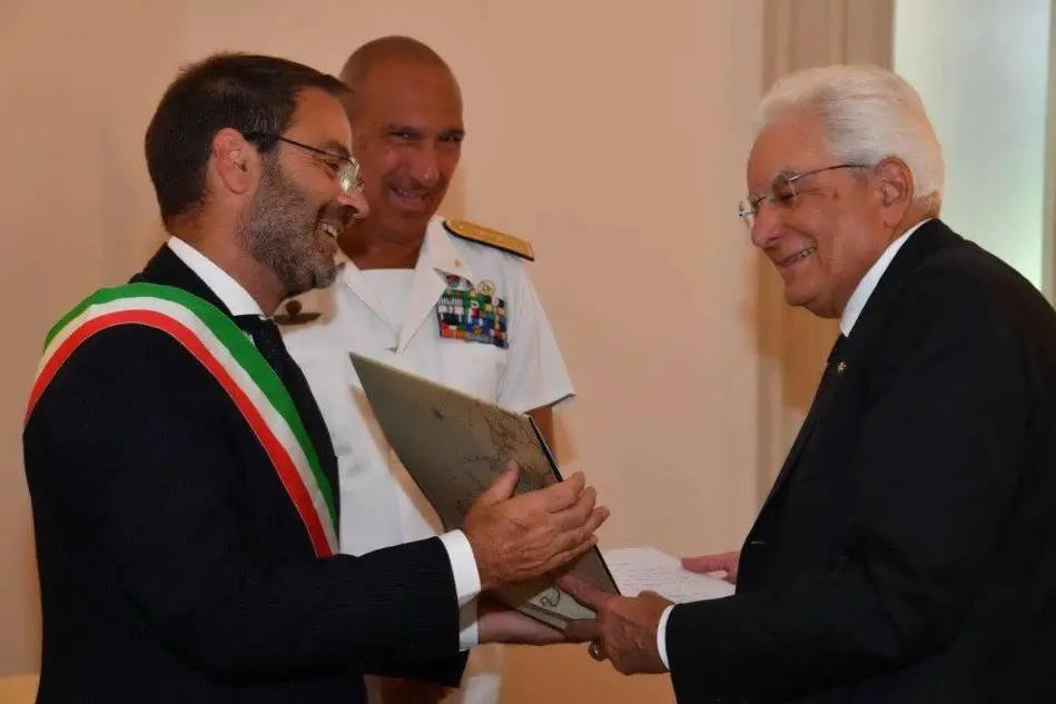 Sergio Mattarella con il sindaco di La Maddalena, Luca Carlo Montella (Ansa)